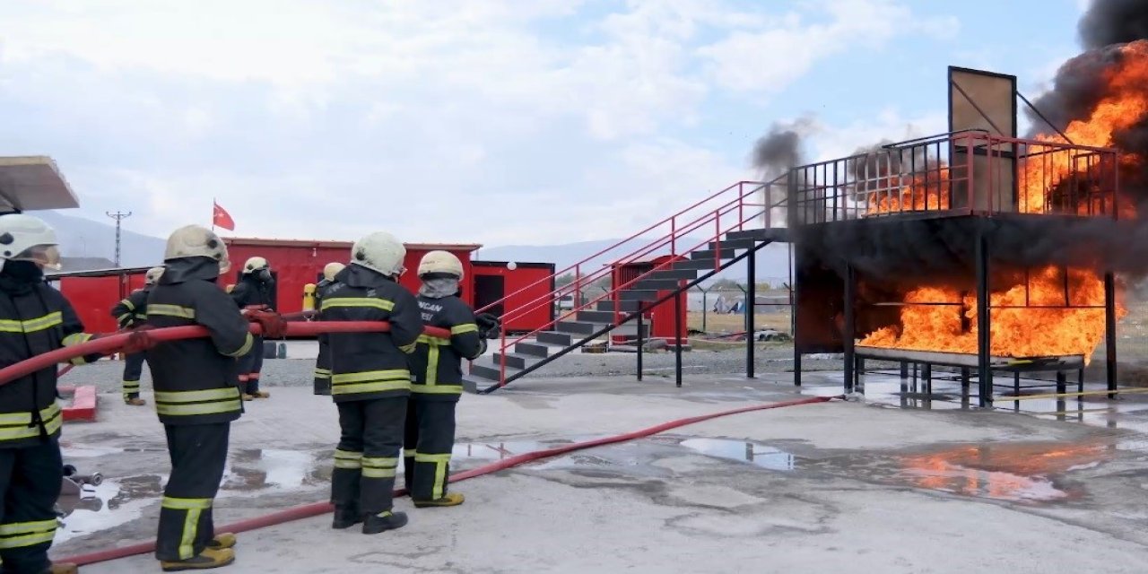 Erzincan'daki itfaiye eğitim merkezinin açılışı tatbikatla gerçekleştirildi.