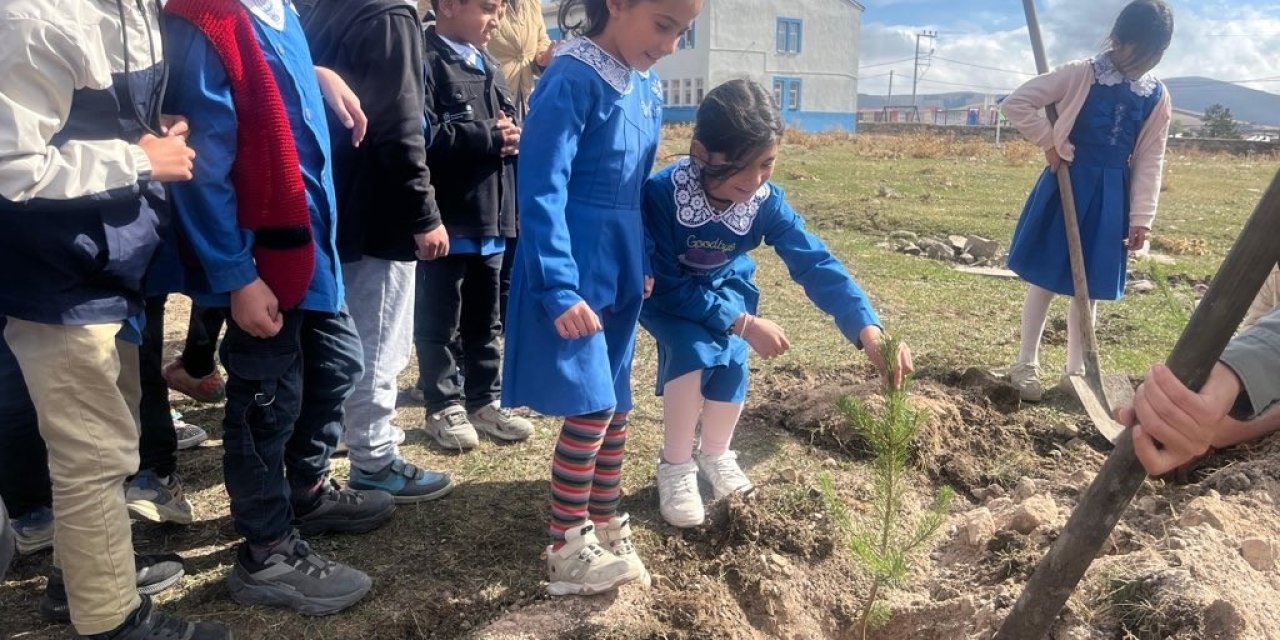 Digor'da öğrenciler fidan dikti