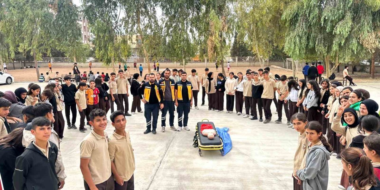 Mezun olduğu okulda öğrencilere hayat kurtarma dersi verdi