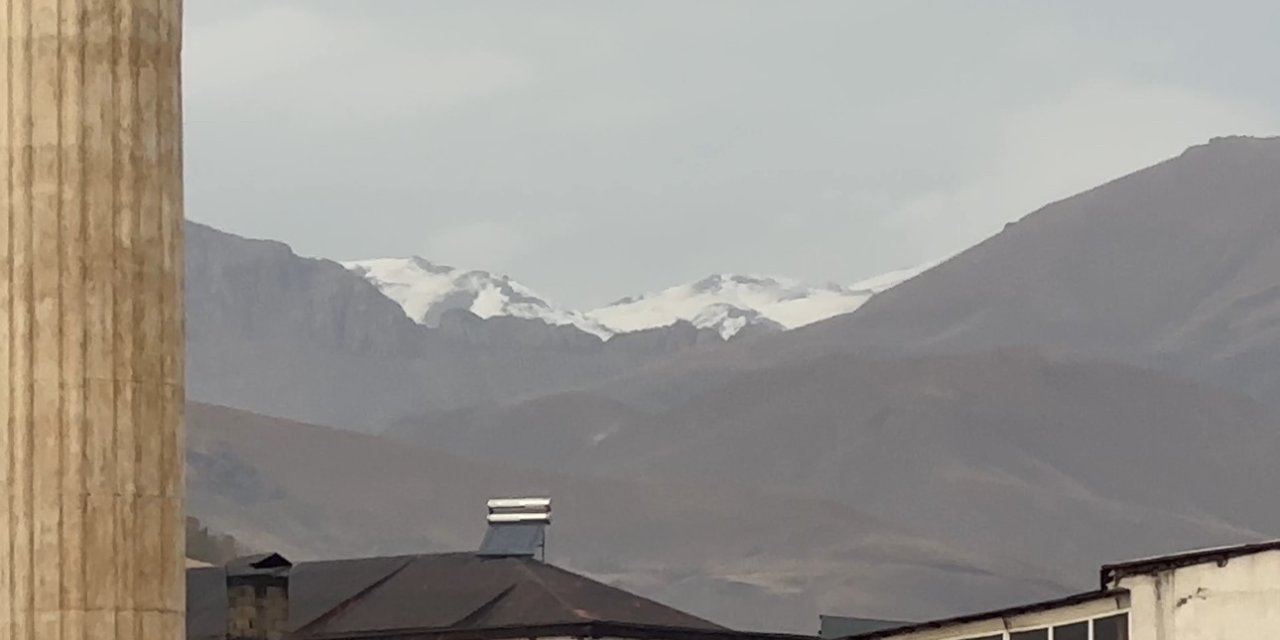 Yüksekova'da Mor Dağı’nın zirvesi de beyaza büründü