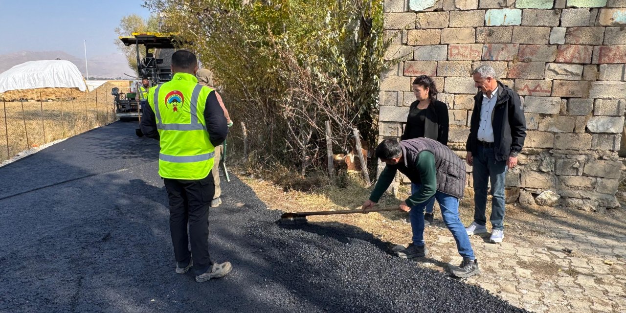 Yüksekova'nın Doğanlı Köyü’ne 22 yıl sonra asfalt hizmeti