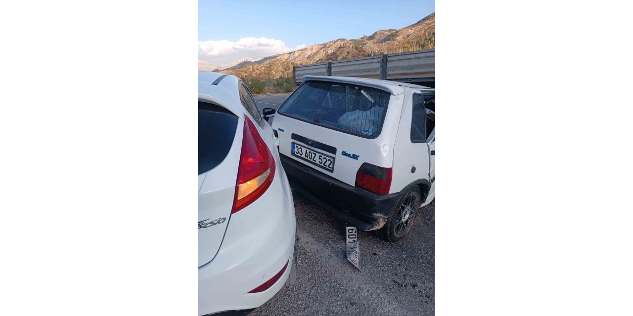 İki otomobil çarpıştı: 5 kişi yaralandı