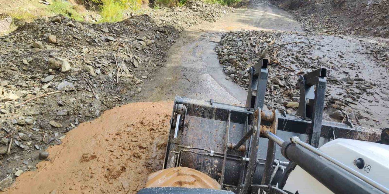 Batman’da şiddetli yağış ile birlikte kapanan köy ve mezra yolları açıldı