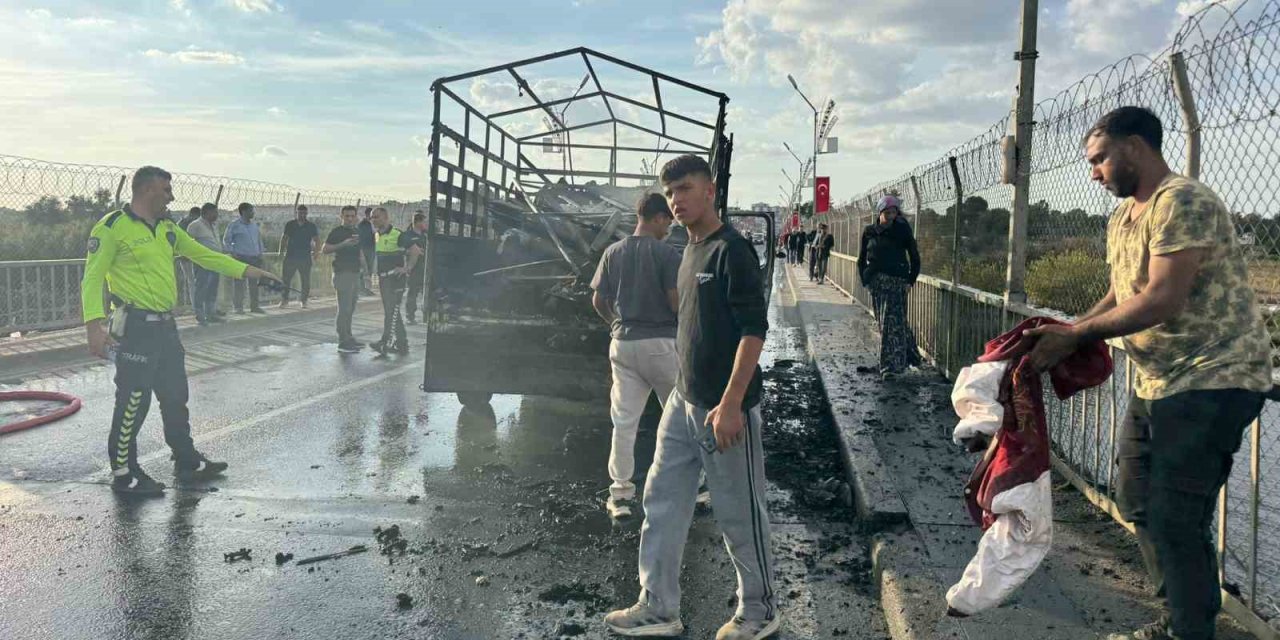 Şanlıurfa'da seyir halindeki kamyonet alev aldı