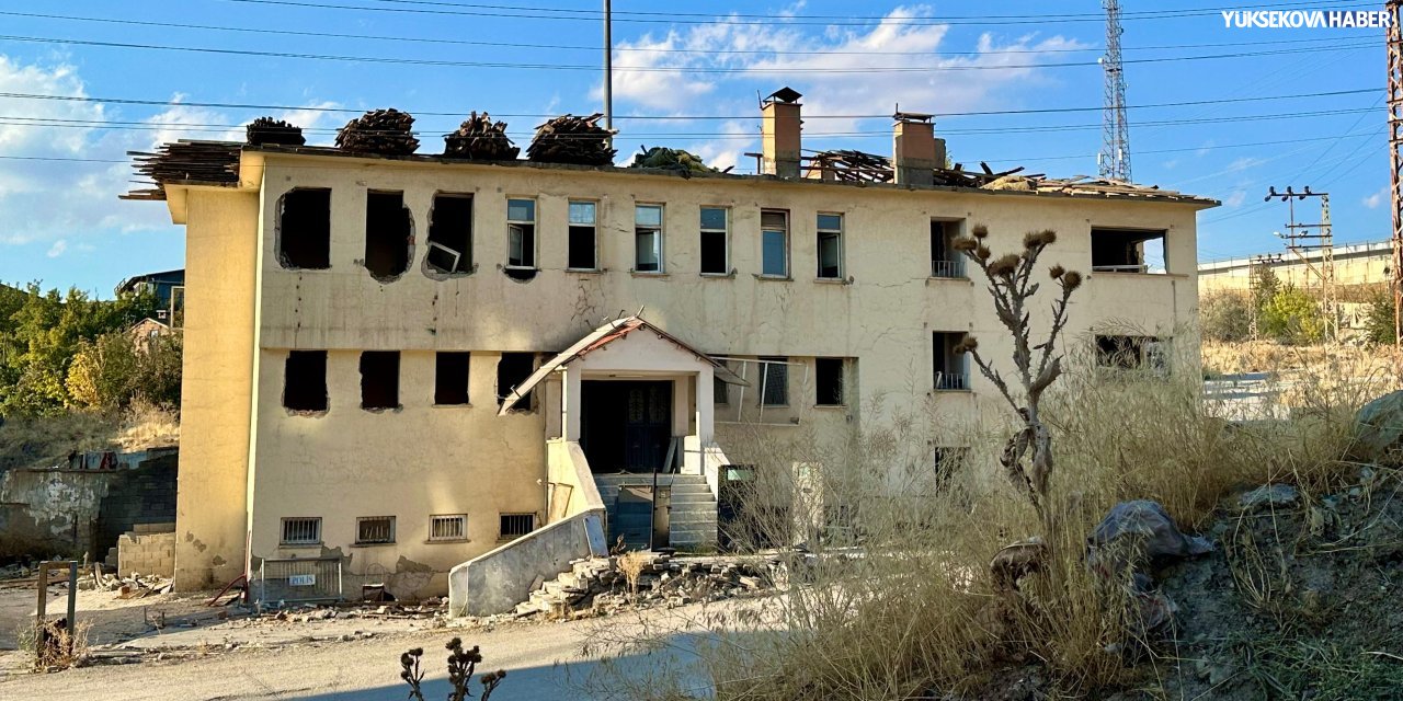 Yüksekova’da eski askeri şube binası yıkılıyor