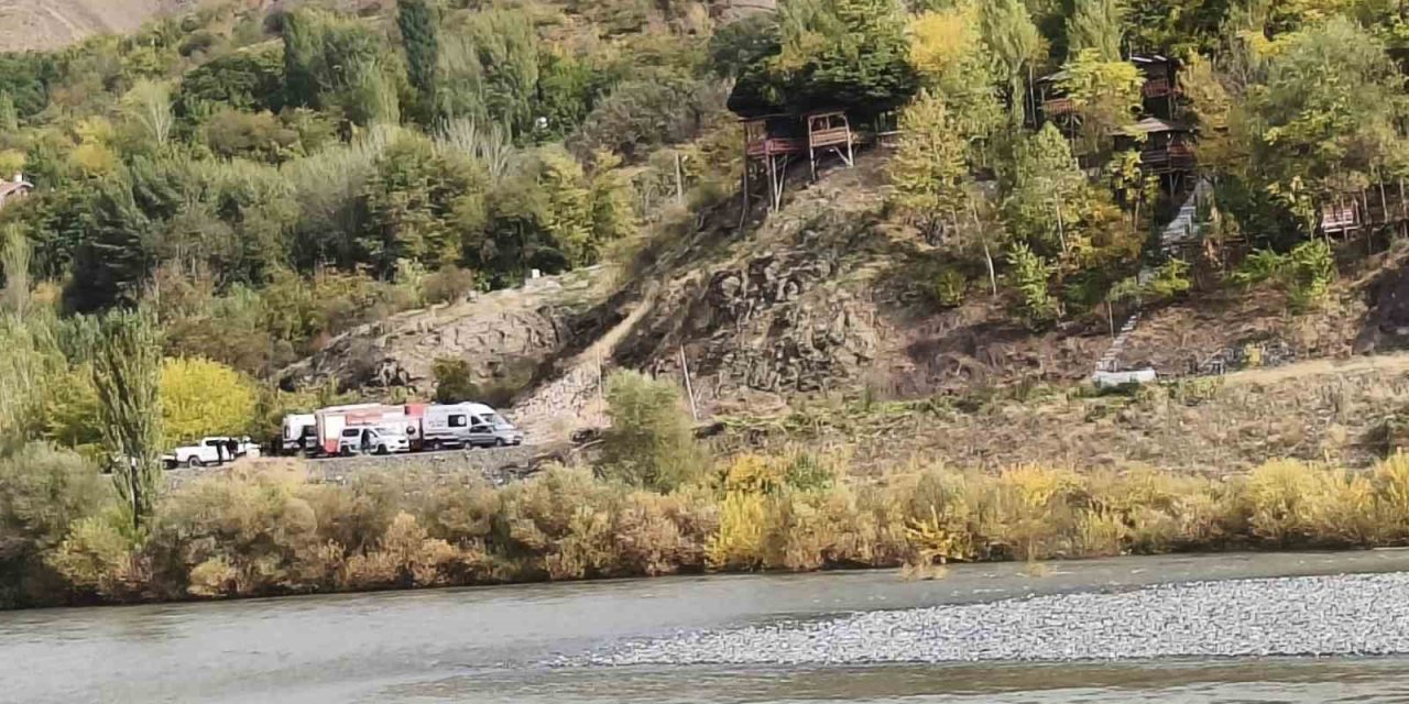 Elazığ’da 4 kişilik aile nehir ortasında birbirine sarılarak hayatta kaldı