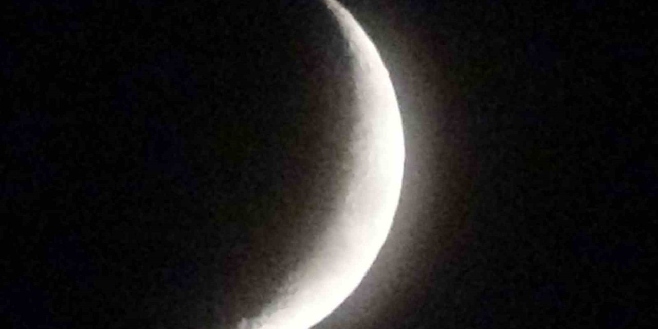 Van’da hilal, seyri güzel bir manzara oluşturdu