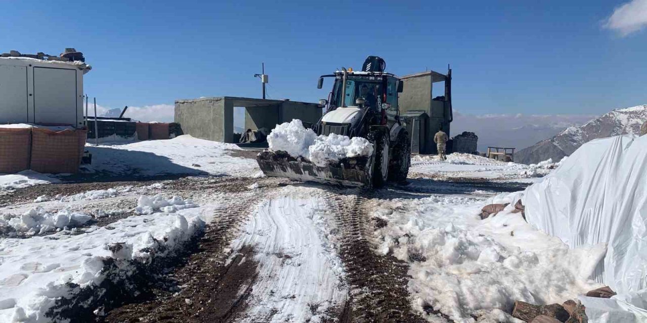 Yüksekova'daki üs bölgesinde karla mücadele çalışması