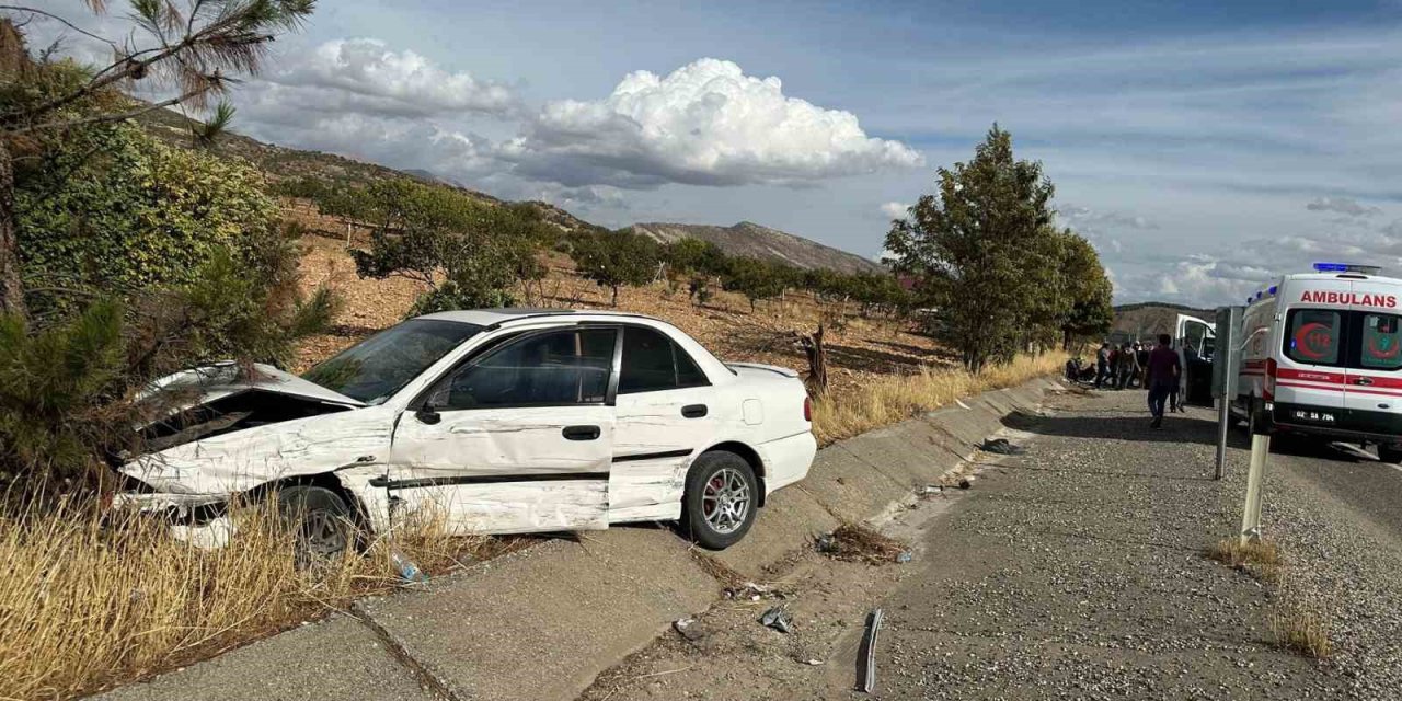 Gölbaşı'nda otomobil ile hafif ticari araç çarpıştı: 3 yaralı
