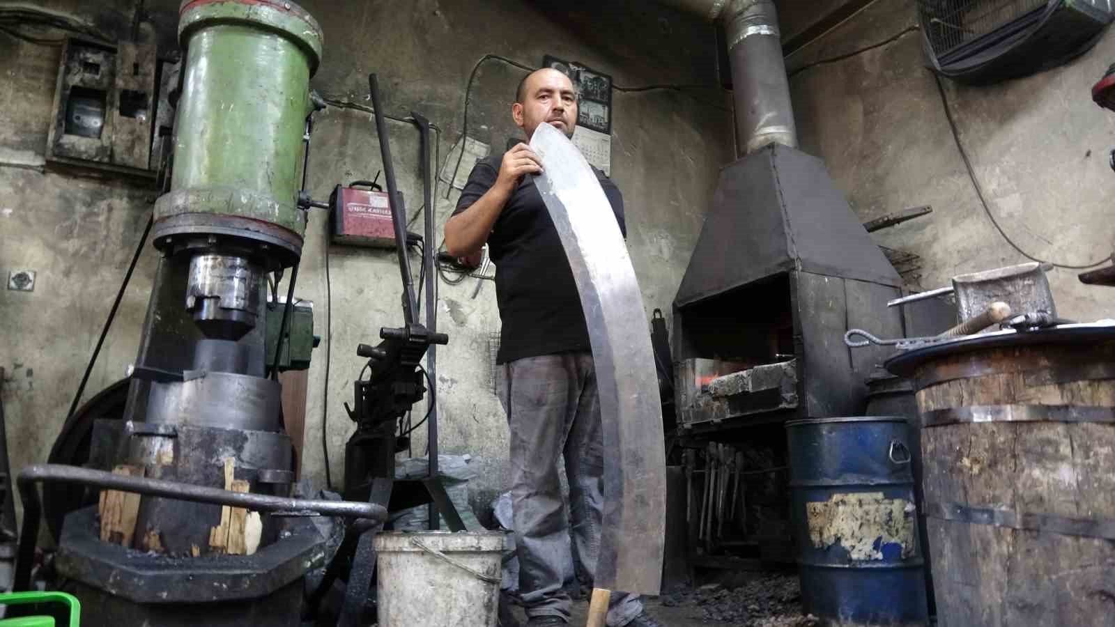 İnsan boyundaki et satırı alıcısını bekliyor