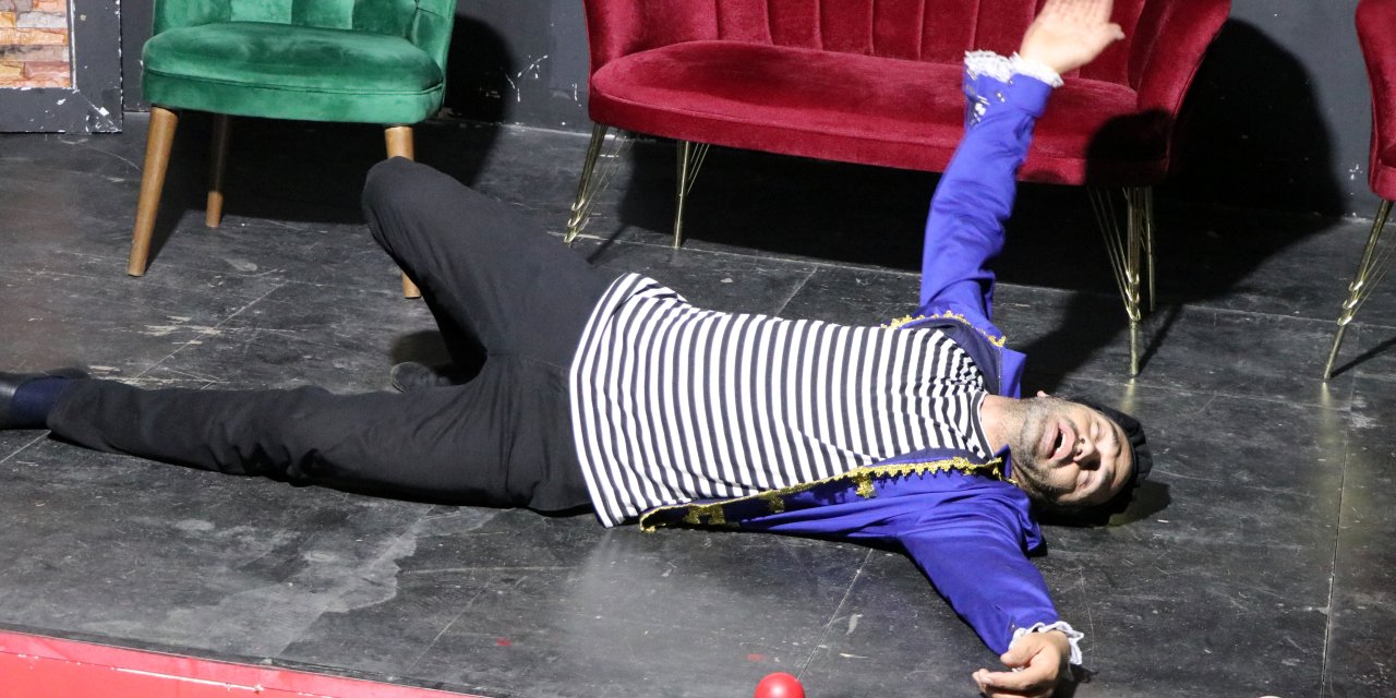 Vanlı tiyatrocu Saydut, tek kişilik oyunu ile İran’da başarı belgesi aldı