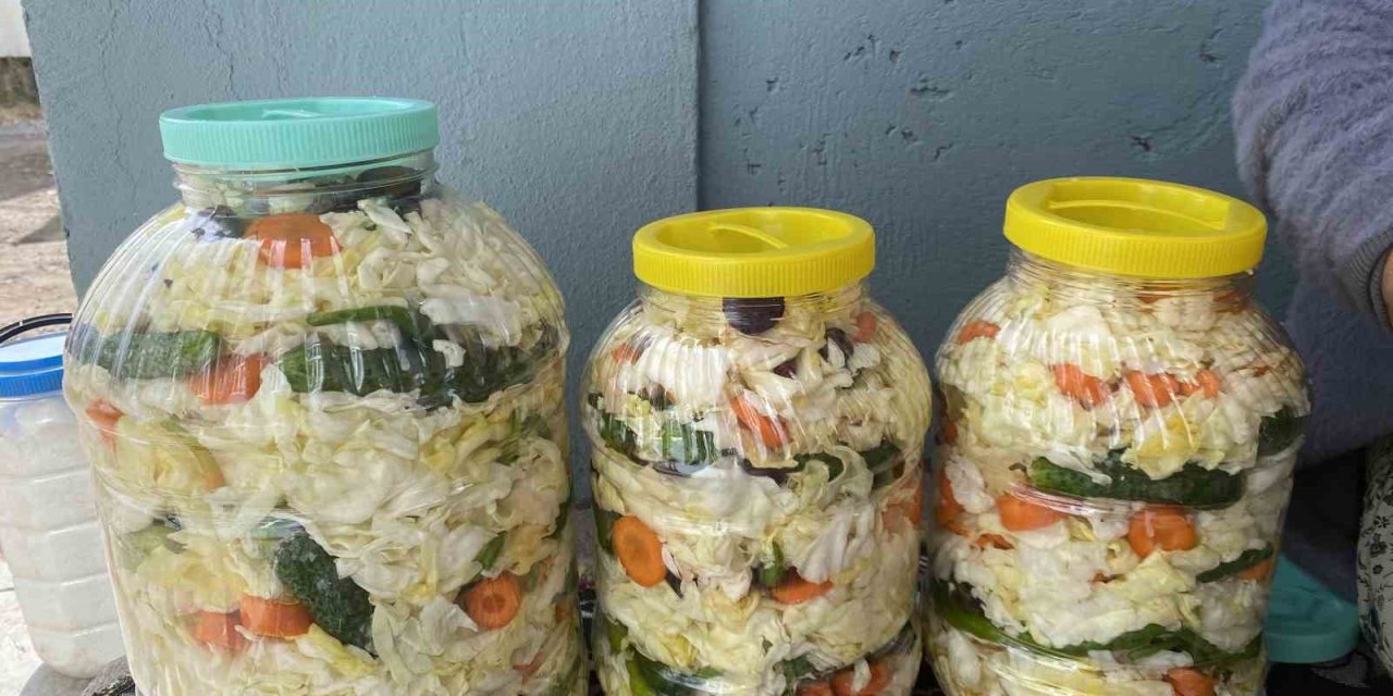 Ağrı'da kadınların geleneksel turşu kurma mesaisi başladı