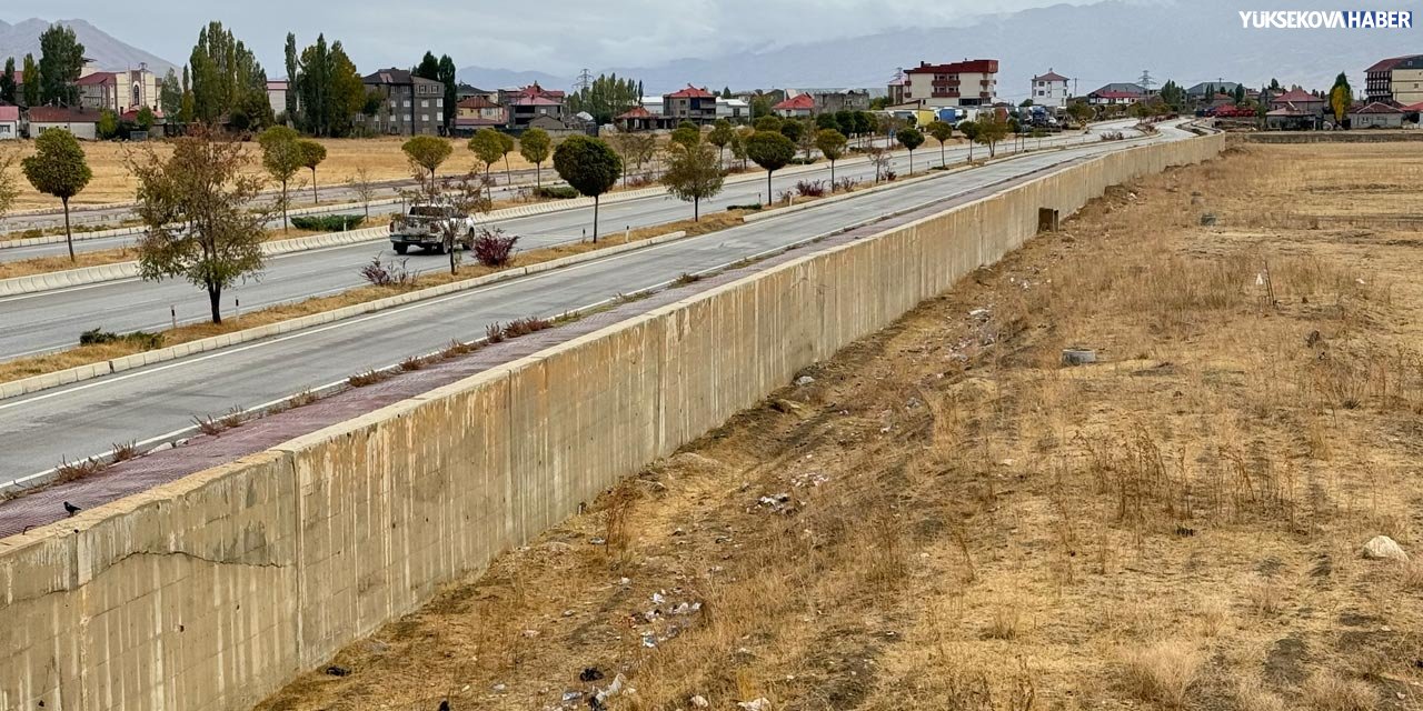Yüksekova çevreyolu çöp yığınlarıyla doldu