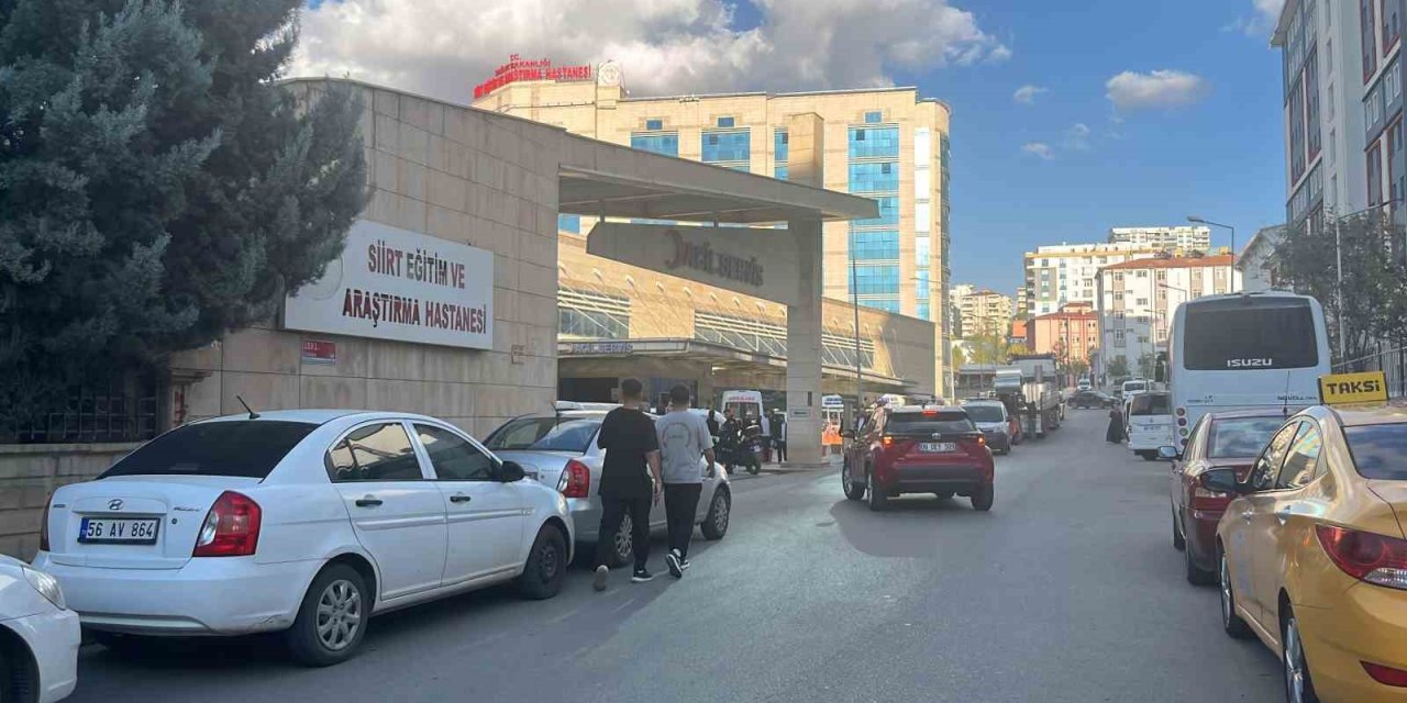 Siirt’te hastane bahçesinde bıçaklı kavga: 3 yaralı