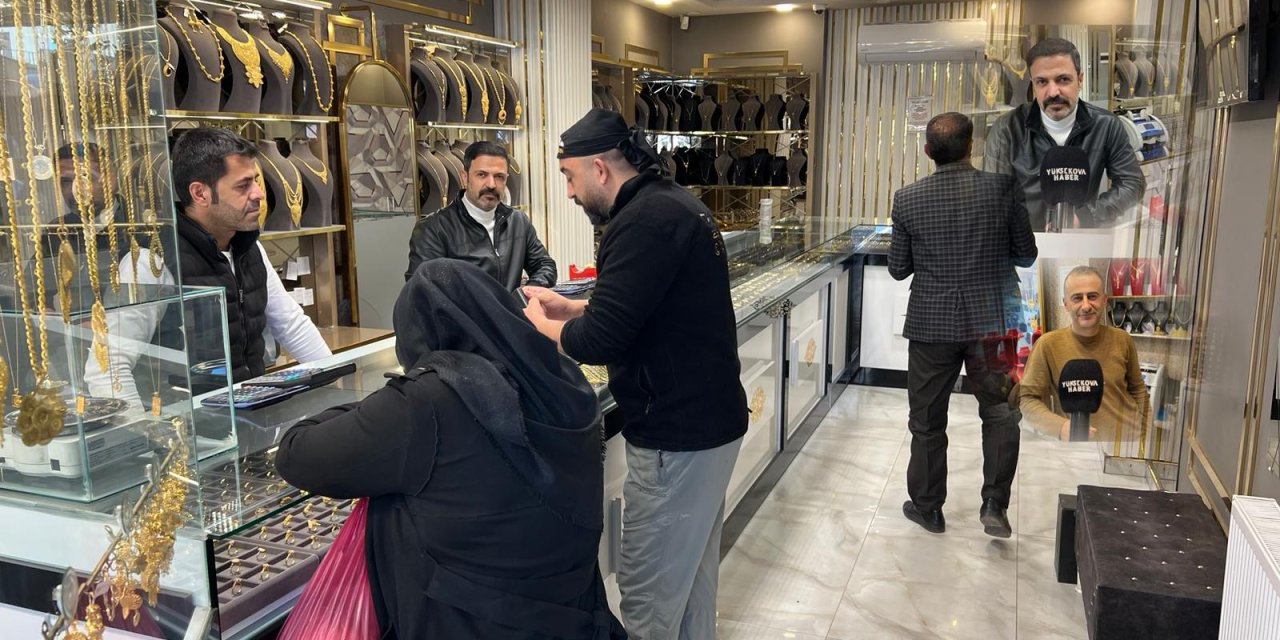 Altındaki sert düşüş nedeniyle bazı vatandaşar altın bozdurdu