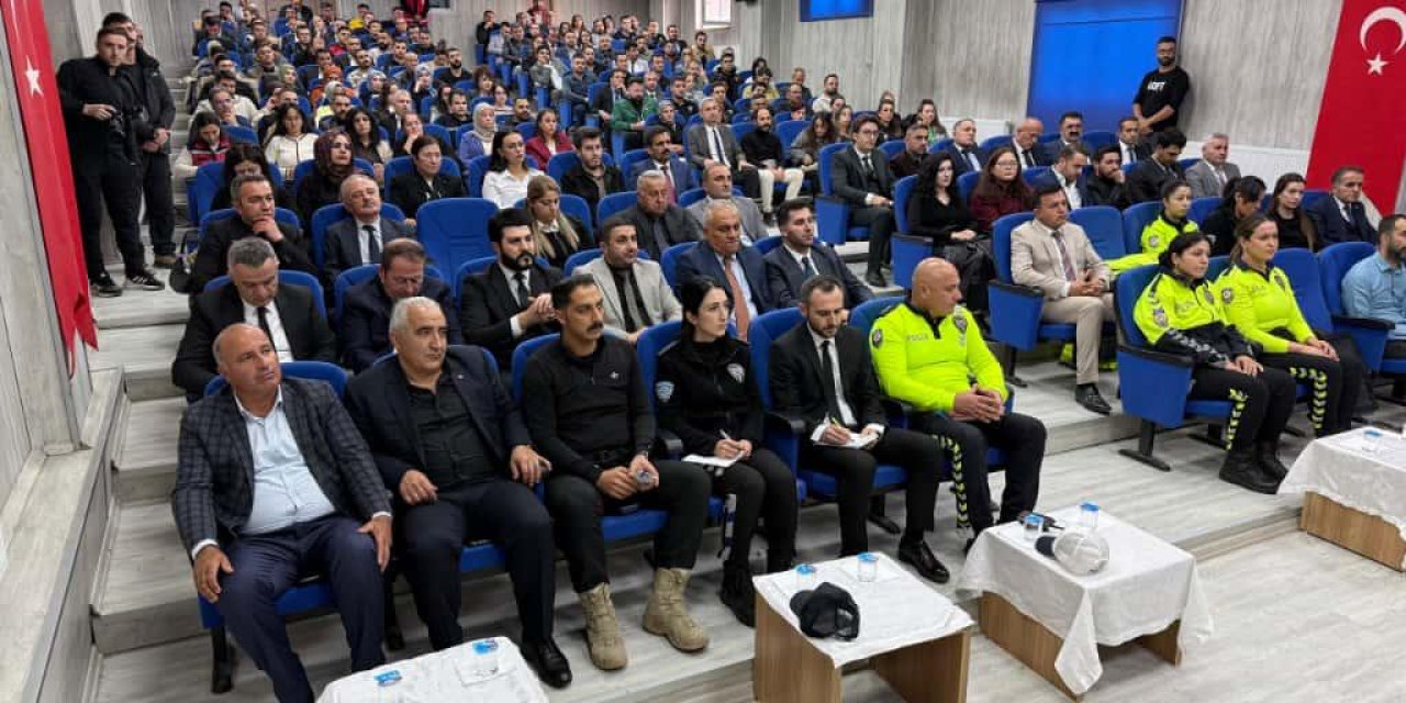 Hakkâri’de “Güvenli Okul – Güvenli Eğitim” toplantısı yapıldı
