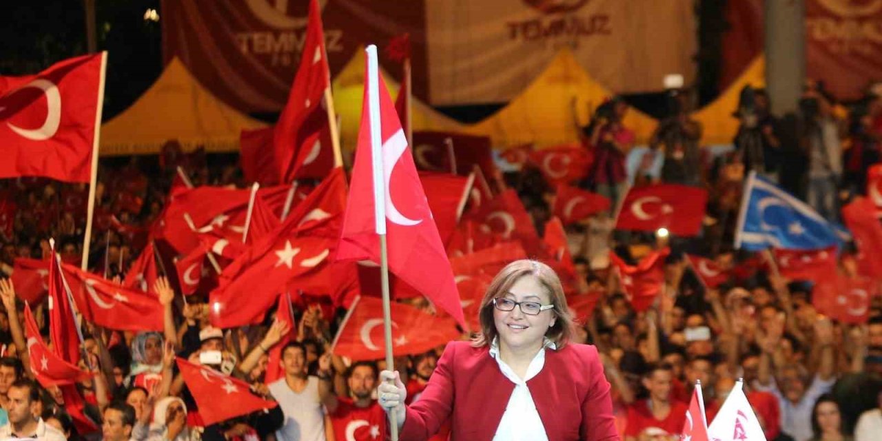 Fatma Şahin: "Cumhuriyet, birliğimizin ve kararlılığımızın ebedi simgesidir"