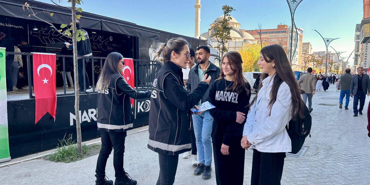 Yüksekova’da 'Narko Tır' ile uyuşturucunun zararları anlatıldı