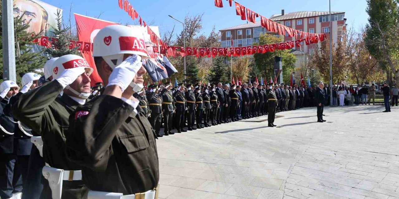 Ağrı’da 29 Ekim Cumhuriyet Bayramı çelenk sunma töreni yapıldı