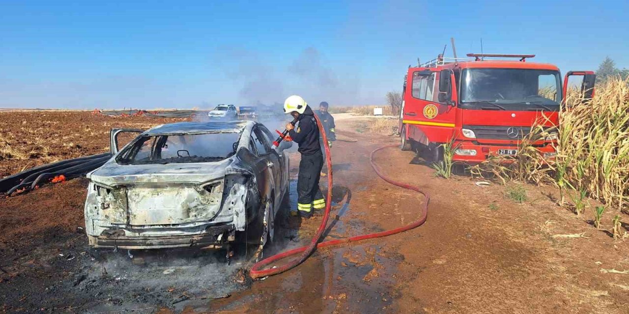 Diyarbakır’da seyir halindeki araç kül oldu