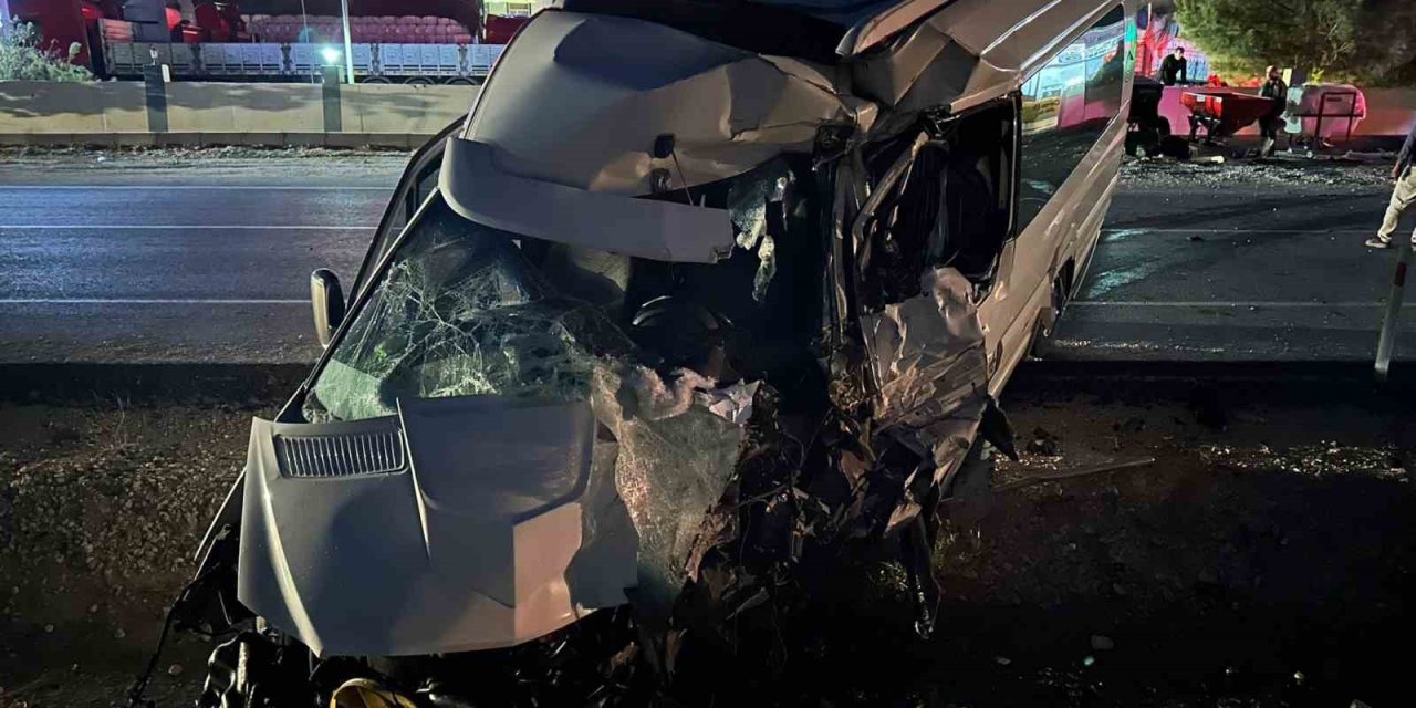 Hani'de yolcu minibüsü ile tanker çarpıştı: 1 yaralı