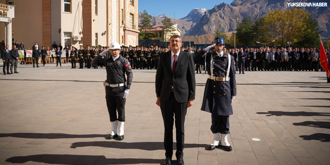 Cumhuriyet Bayramı’nın 102. yılı için Hakkari’de çelenk töreni yapıldı