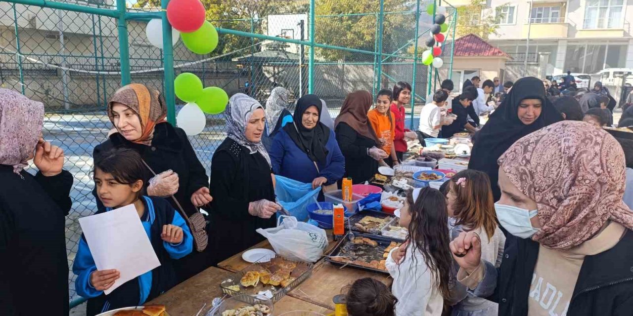Muradiye'de Gazze yararına hayır panayırı düzenlendi