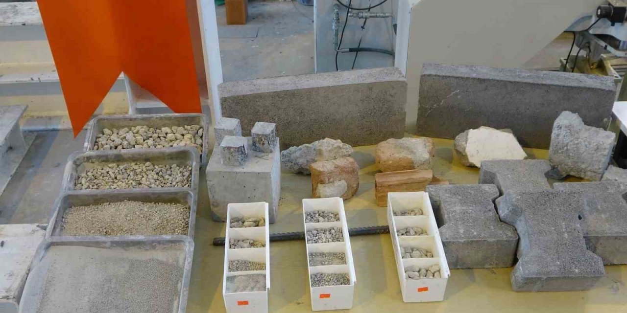 Malatya’da deprem enkazı beton yola dönüştü