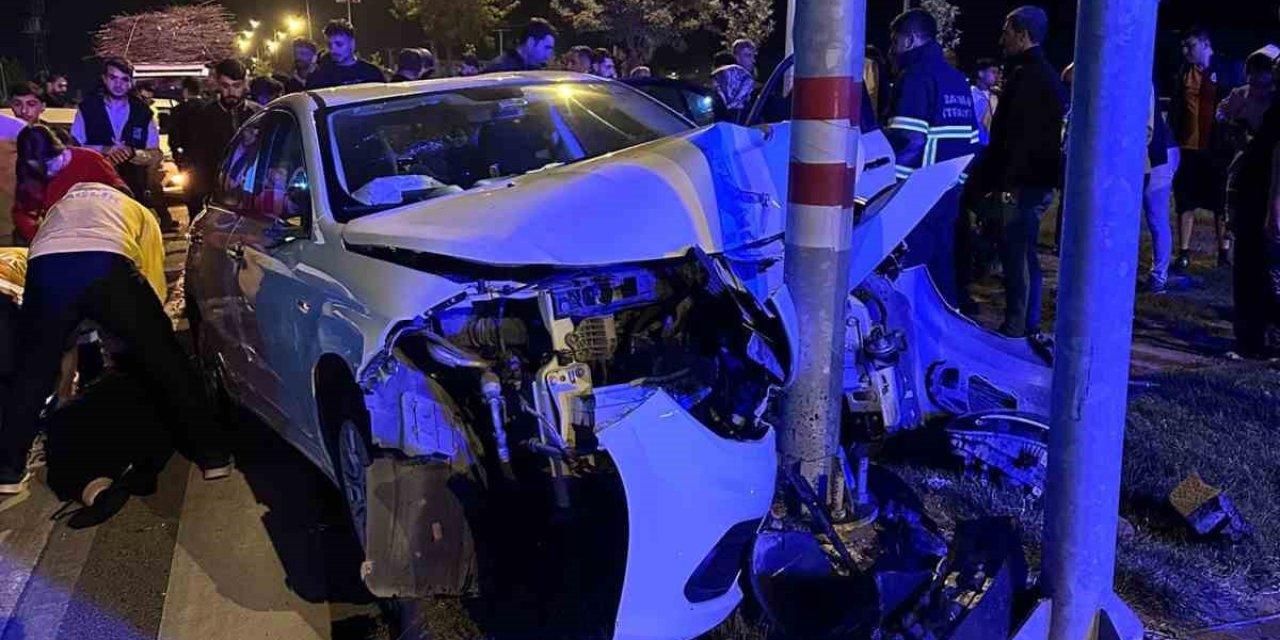 Batman’da otomobil trafik ışığı direğine çarptı: 3 kişi yaralandı
