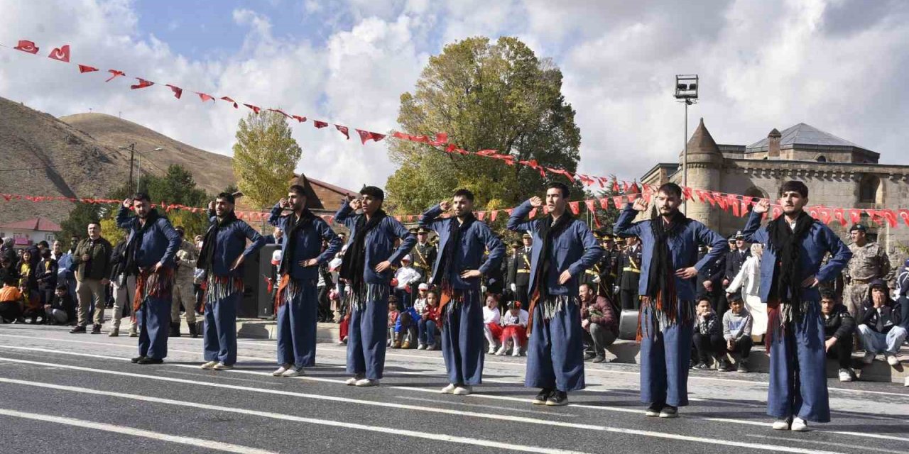 Bitlis’te Cumhuriyet Bayramı kutlandı