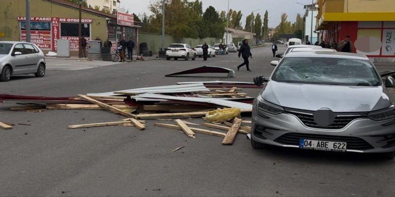 Ağrı’da rüzgar çatıları uçurdu