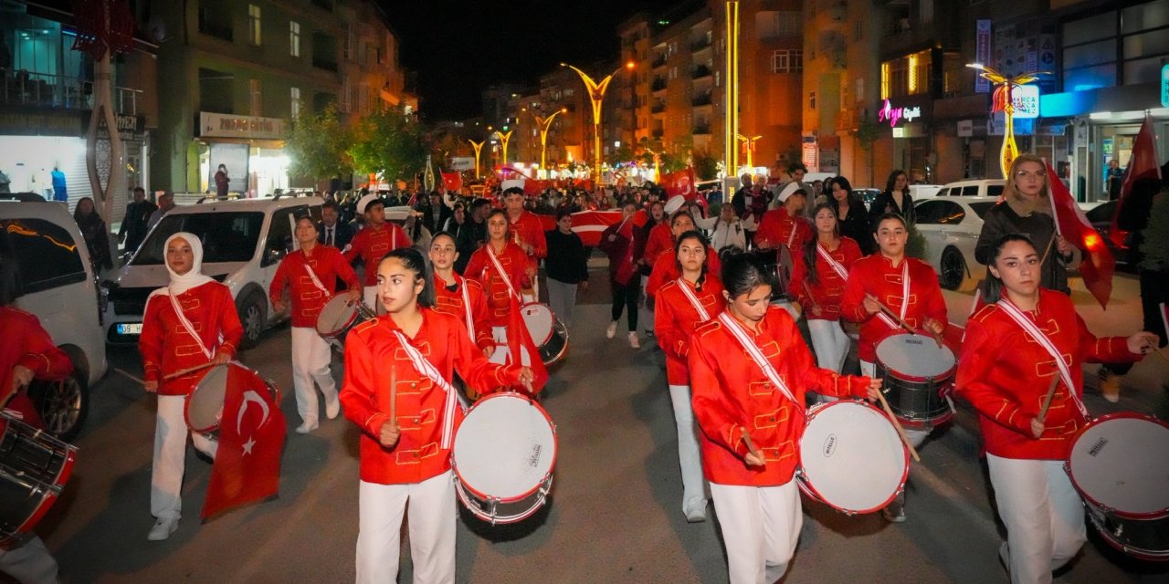 Hakkari’de Cumhuriyet Bayramı fener alayı düzenlendi
