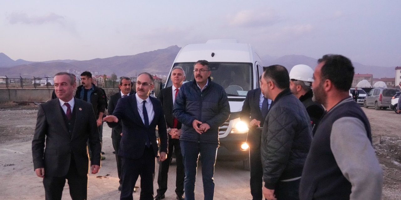 Vali Çelik, Yüksekova stad projesi alanında incelemelerde bulundu