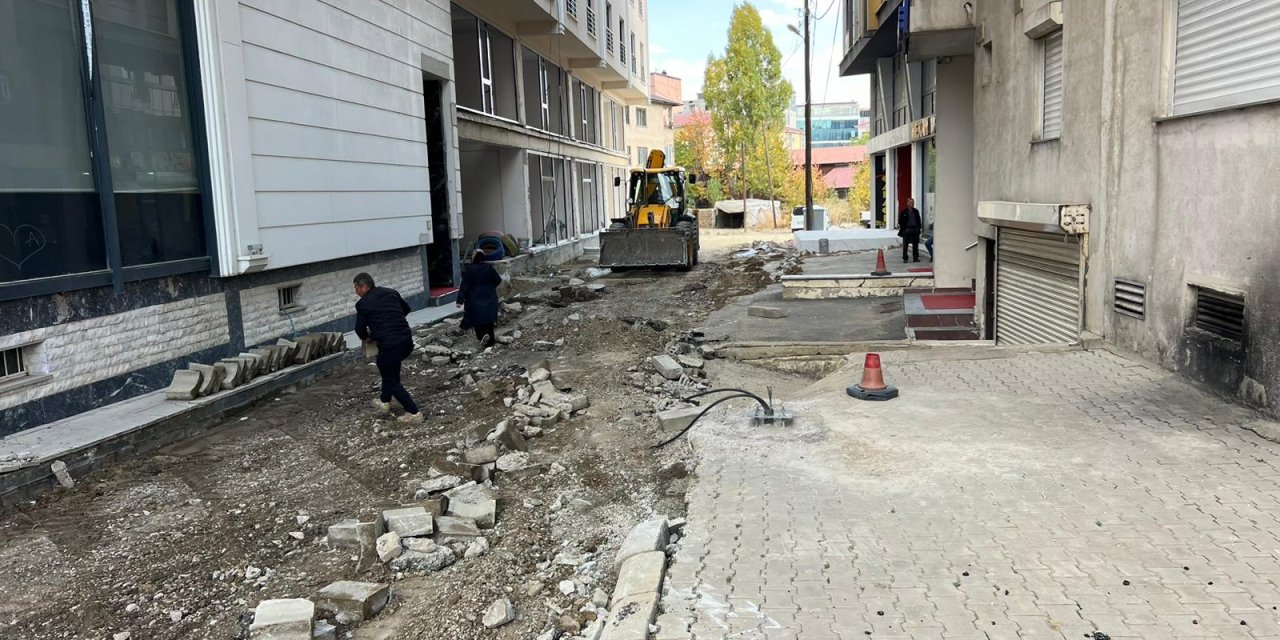 İpekyolu üzerindeki 1120. Sokak’ta parke taşı çalışması başladı
