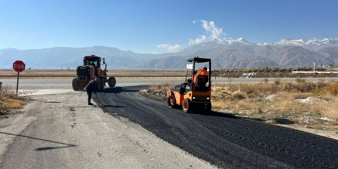 Yüksekova’da karayolları ekiplerinden asfalt onarım çalışması