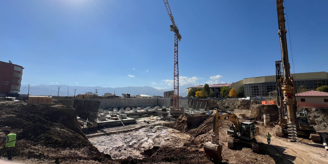 Yüksekova Devlet Hastanesi inşaatında çalışmalar hızla sürüyor