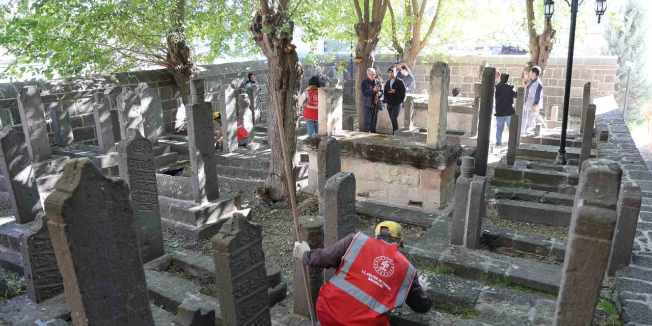 Diyarbakır’da tarihi mezar taşları ve kitabelerin kimliklendirme çalışmaları başladı