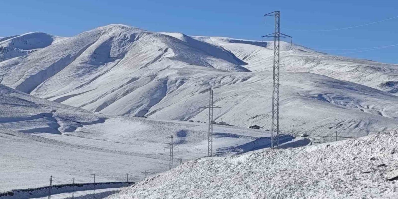 Taşlıçay’da Gündoğdu köyü beyaza büründü