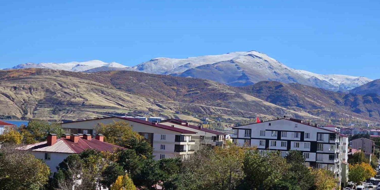 Tatvan’ın yüksek kesimleri beyaza büründü