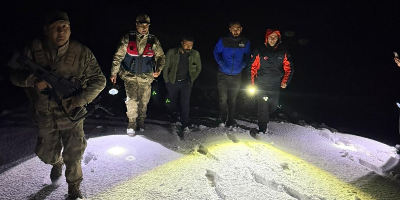 Doğubayazıt'ta karda mahsur kalan 2 kişi kurtarıldı