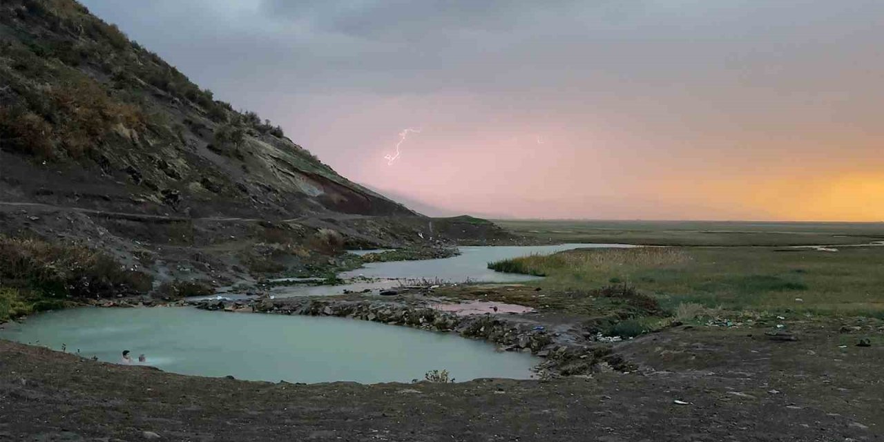 Güroymak'ta aniden bastıran sağanak kaplıca keyfini böldü