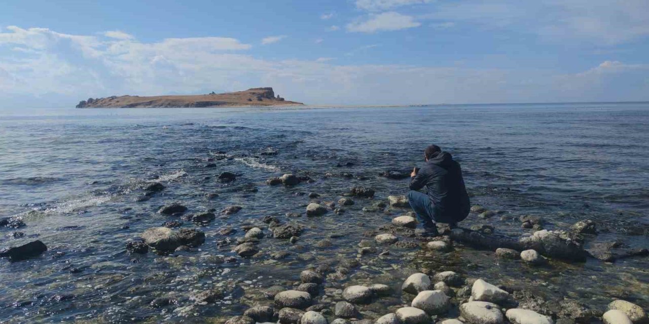 Van Gölü’nde su seviyesi düştü, antik yol ortaya çıktı