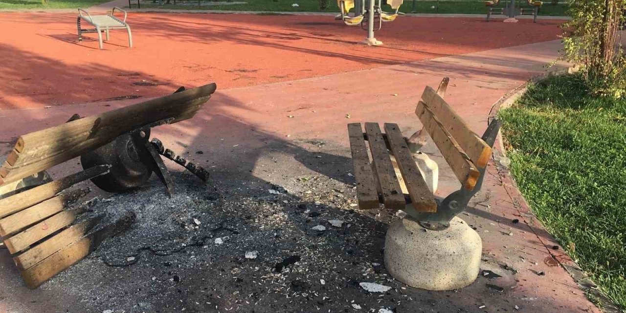 Diyarbakır’da bazı parklarda oturma bankları yakıldı