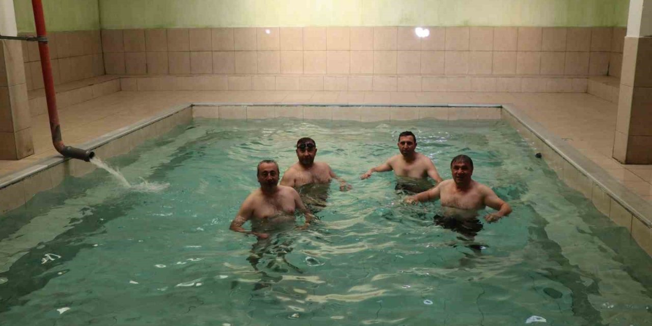 Erzurum'da 40 derecelik suya yoğun ilgi