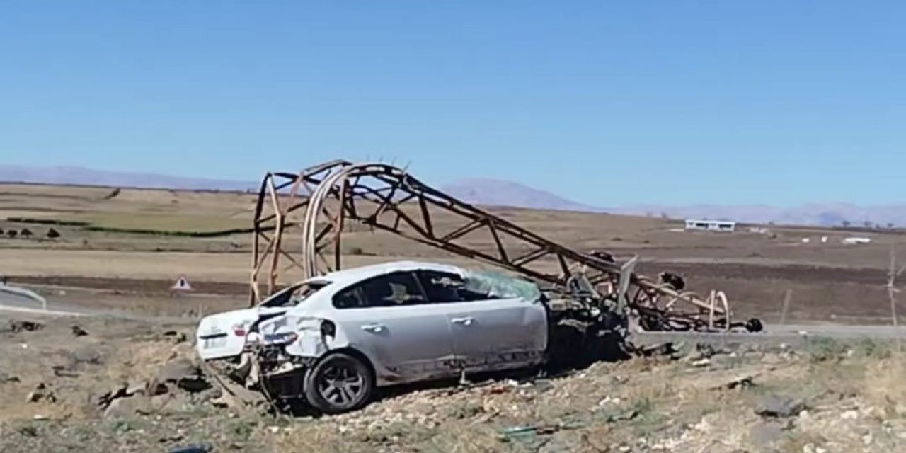 Kontrolden çıkan otomobil elektrik direğini devirdi: 1 kişi yaralandı