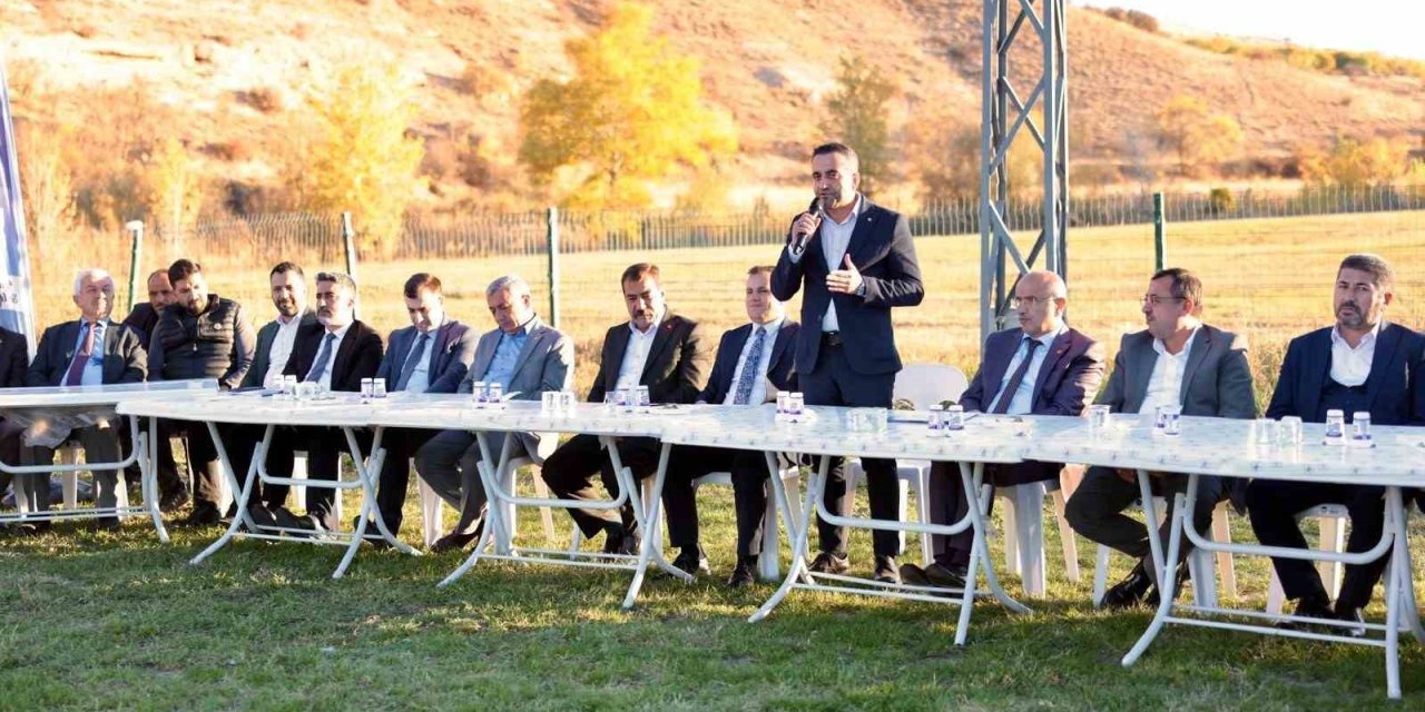 AK Parti heyeti Akçadağ’da muhtarlarla bir araya geldi