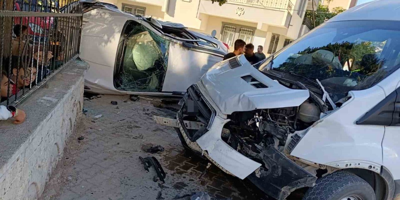 Adıyaman’da okul servisi ile otomobil çarpıştı: 5’i öğrenci 7 kişi yaralandı