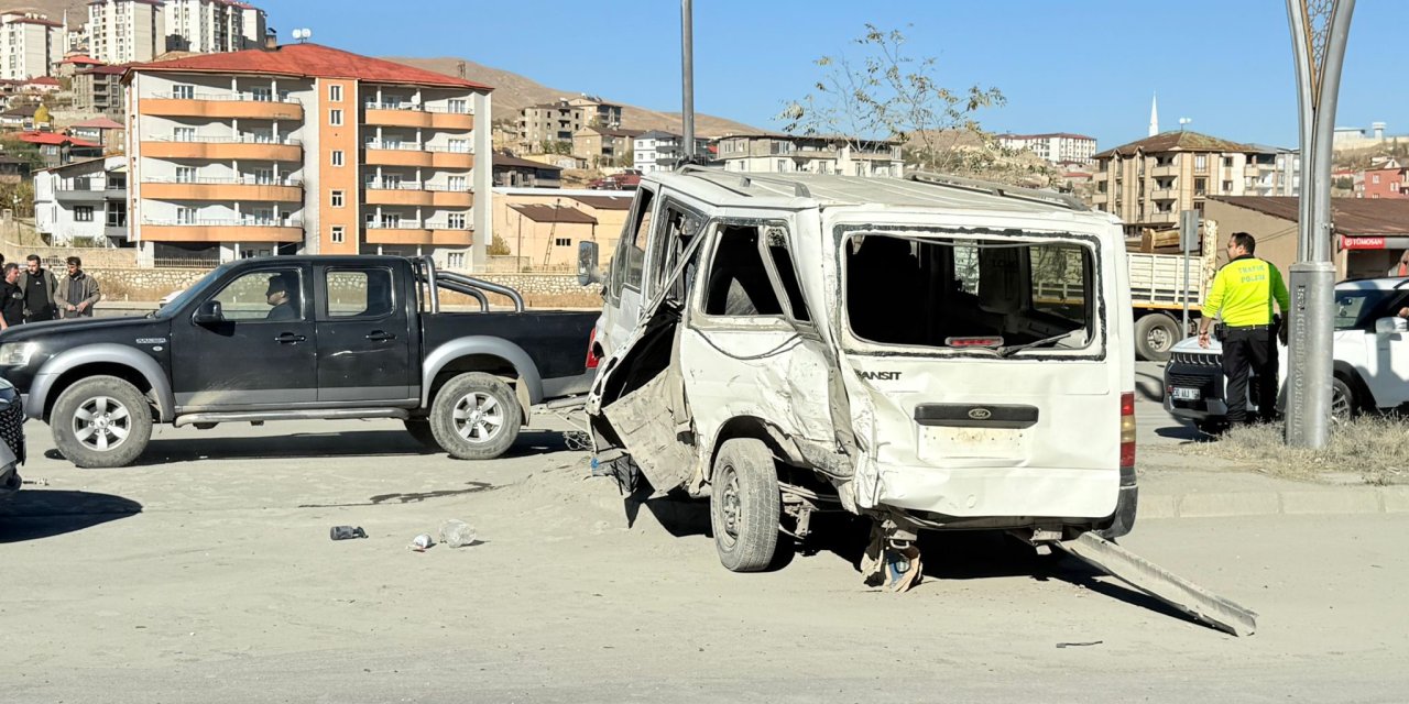 Yüksekova’da kamyonet ile minibüs çarpıştı: 5 yaralı