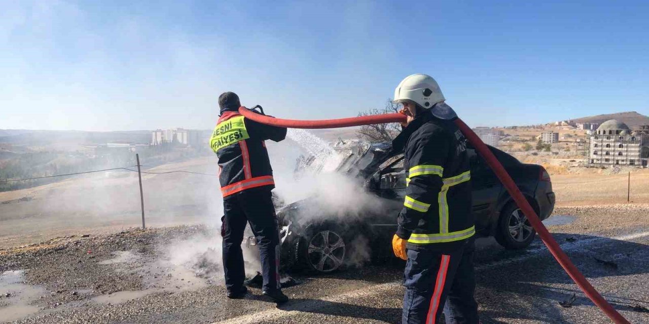 Adıyaman'da seyir halindeki otomobil yandı