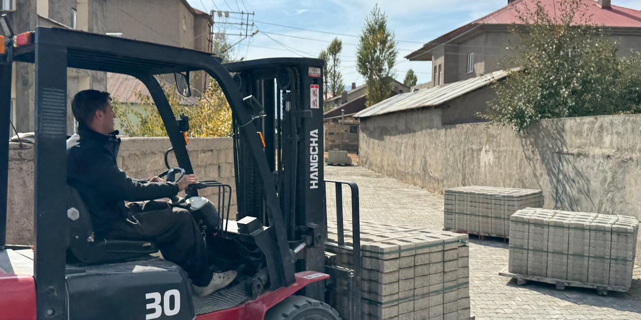 Yüksekova’da 1437. Sokak’ta kilit parke çalışmaları sürüyor